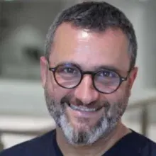 Dr. Öğr. Üyesi Salih Cüneyt Aydemir — Göğüs Cerrahisi, İstanbul. Portre fotoğrafı.