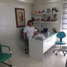 Dt. Nihat Vereskala — Diş Hekimi, İzmir. Portre fotoğrafı.