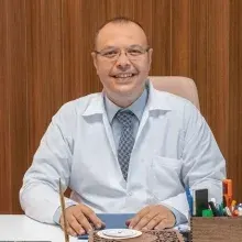 Prof. Dr. Işık Üstüner — Kadın Hastalıkları Ve Doğum, İstanbul. Portre fotoğrafı.