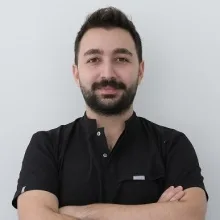 Dt. Safa Turan Sabuncuoğlu — Diş Hekimi, Mersin. Portre fotoğrafı.