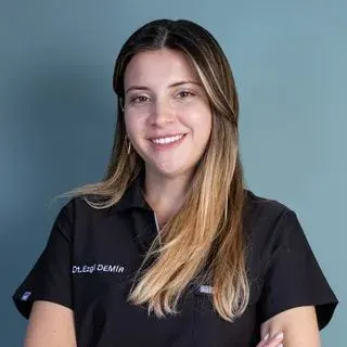Dt. Ezgi Demir — Diş Hekimi, Eskişehir. Portre fotoğrafı.