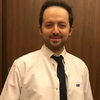 Uzm. Dt. Mehmet Buğrul Tekin — Adana. Portre fotoğrafı.