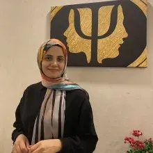 Kl. Psk. Öznur Akbaş — Psikoloji, İstanbul. Portre fotoğrafı.