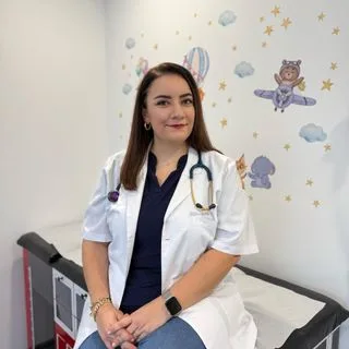 Uzm. Dr. Ebru Şenol — Çocuk Sağlığı Ve Hastalıkları, İstanbul. Portre fotoğrafı.