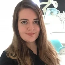Dt. Dilek Akın — Diş Hekimi, Isparta. Portre fotoğrafı.