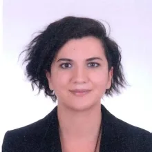 Uzm. Dr. Güney Zeybek — Psikiyatri, Antalya. Portre fotoğrafı.