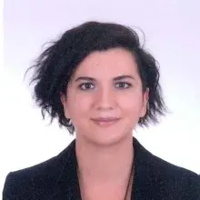 Uzm. Dr. Güney Zeybek — Psikiyatri, Antalya. Portre fotoğrafı.