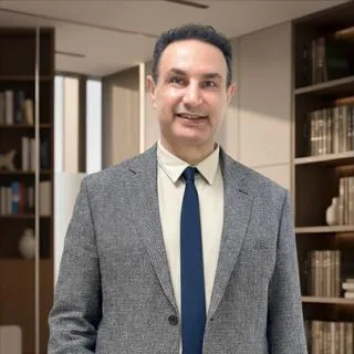 Op. Dr. Sezgin Dursun — Kadın Hastalıkları Ve Doğum, İstanbul. Portre fotoğrafı.