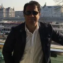 Dt. Oktay Sürücügil — Diş Hekimi, Mersin. Portre fotoğrafı.