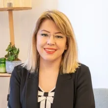 Uzm. Dr. Ayfer Özdemir — Psikiyatri, Atakum, Samsun. Portre fotoğrafı.