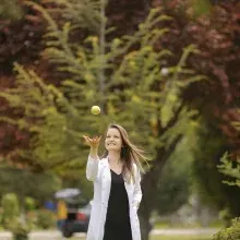 Dyt. Burcu Nur Cingöz — Diyetisyen. Portre fotoğrafı.