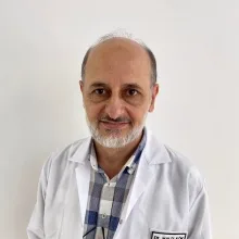 Dt. Halit Kök — Diş Hekimi, Antalya. Portre fotoğrafı.