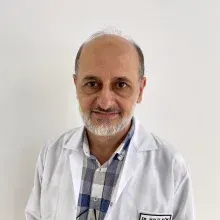 Dt. Halit Kök — Diş Hekimi, Antalya. Portre fotoğrafı.