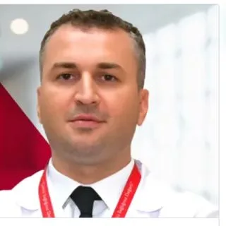 Doç. Dr. Yusuf Kuserli — Kalp Ve Damar Cerrahisi, Şişli, İstanbul. Portre fotoğrafı.