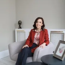 Prof. Dr. Özlem Özcan — Çocuk ve Ergen Psikiyatrisi, Ankara. Portre fotoğrafı.