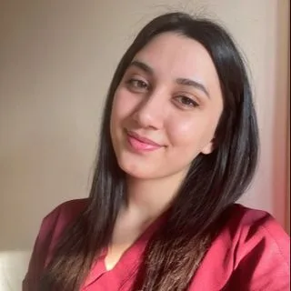 Dkt. Eda Çam — Dil ve Konuşma Terapisi. Portre fotoğrafı.