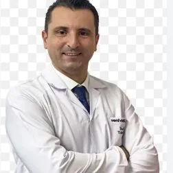 Doç. Dr. Tolga Biçer — Göz Hastalıkları, Ankara. Portre fotoğrafı.