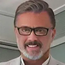 Uzm. Dr. Kerem Baykal — Dermatoloji, İstanbul. Portre fotoğrafı.