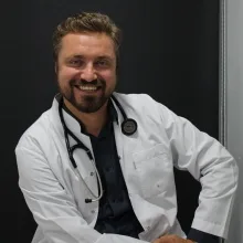 Doç. Dr. Burak Açar — Kardiyoloji, İzmit, Kocaeli. Portre fotoğrafı.