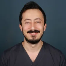 Dt. Ufuk Ağdaşan — Diş Hekimi, Şişli, İstanbul. Portre fotoğrafı.