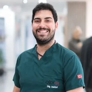 Dt. Nihat Umut Gözen — Diş Hekimi, Tuzla, İstanbul. Portre fotoğrafı.