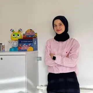 Dkt. Ezgi Üstüner — Dil ve Konuşma Terapisi. Portre fotoğrafı.