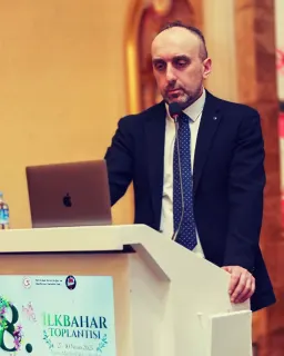 Prof. Dr. Şenol Çomoğlu profilinde yer alan galeri fotoğrafı.