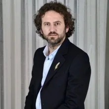 Op. Dr. Ahmet Volkan Sünter — Kulak Burun Boğaz, İstanbul. Portre fotoğrafı.