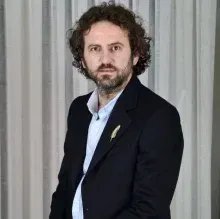 Op. Dr. Ahmet Volkan Sünter — Kulak Burun Boğaz, İstanbul. Portre fotoğrafı.