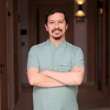Dr. Dt. Yusuf Buğra Özdemir — İzmir. Portre fotoğrafı.