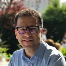 Dr. Öğr. Üyesi Tahir Akdeniz — Kulak Burun Boğaz, İstanbul. Portre fotoğrafı.