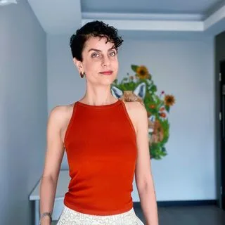 Dr. Dkt. Nida Şanlı — Dil ve Konuşma Terapisi, Mersin. Portre fotoğrafı.