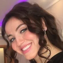 Dr. Dt. Merve Özgül — Ağız Diş Ve Çene Cerrahisi, İstanbul. Portre fotoğrafı.