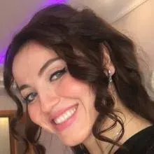 Dr. Dt. Merve Özgül — Ağız Diş Ve Çene Cerrahisi, İstanbul. Portre fotoğrafı.