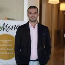 Op. Dr. İdris Ersin — Plastik Rekonstrüktif Ve Estetik Cerrahi, Bayraklı, İzmir. Portre fotoğrafı.