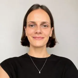Kl. Psk. Elif Ayşenur Taşoğlan — Psikoloji, Kadıköy, İstanbul. Portre fotoğrafı.