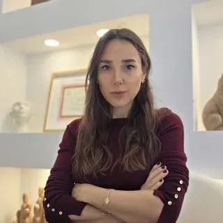Op. Dr. Yasemin Aydınlı — Plastik Rekonstrüktif Ve Estetik Cerrahi, İstanbul. Portre fotoğrafı.
