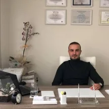 Kl. Psk. Görkem Albayrak — Psikoloji, İzmir. Portre fotoğrafı.