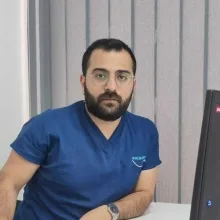 Dt. Reber Turhallı — Diş Hekimi, Diyarbakır. Portre fotoğrafı.