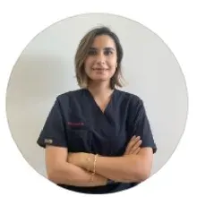 Dt. Ecenaz Kök — Diş Hekimi, Antalya. Portre fotoğrafı.