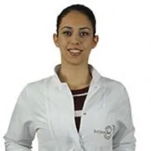 Dt. Merve Sadak — Diş Hekimi, İzmir. Portre fotoğrafı.