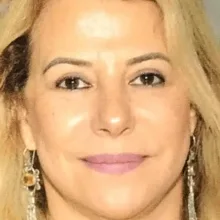 Dt. Serpil Tajik — Diş Hekimi, İstanbul. Portre fotoğrafı.