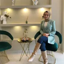Dkt. Büşra Pınar — Dil ve Konuşma Terapisi. Portre fotoğrafı.