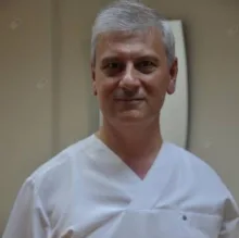 Dt. Emre Aksu — Diş Hekimi, İzmir. Portre fotoğrafı.