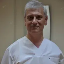 Dt. Emre Aksu — Diş Hekimi, İzmir. Portre fotoğrafı.