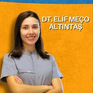 Dt. Elif Meço Altıntaş — Diş Hekimi, İzmir. Portre fotoğrafı.