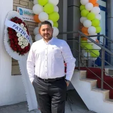 Dkt. Enver İnce — Dil ve Konuşma Terapisi. Portre fotoğrafı.