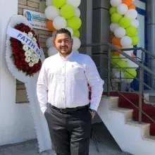 Dkt. Enver İnce — Dil ve Konuşma Terapisi. Portre fotoğrafı.