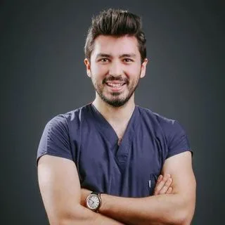 Dt. Emre Özbay — Diş Hekimi, İzmir. Portre fotoğrafı.