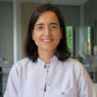 Prof. Dr. Deram Büyüktaş — İstanbul. Portre fotoğrafı.